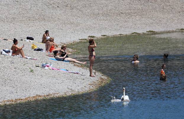 Zagreb: Građani osvježenje potražili na Jarunskom jezeru