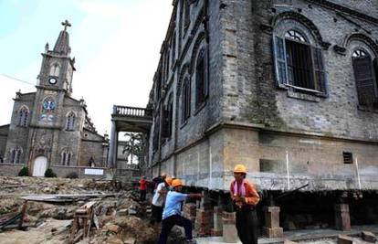 Radnici sele katedralu da bi napravili mjesta za ulicu