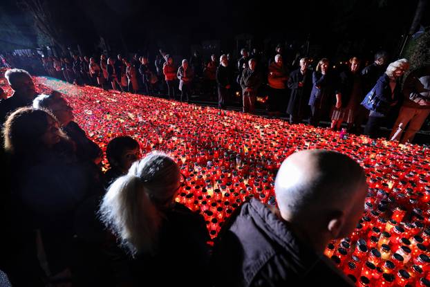 Građani u večernjim satima na groblju Mirogoj pale svijeće za svoje najmilije