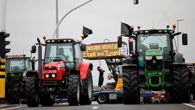 Belgian farmers protest in Zeebruge