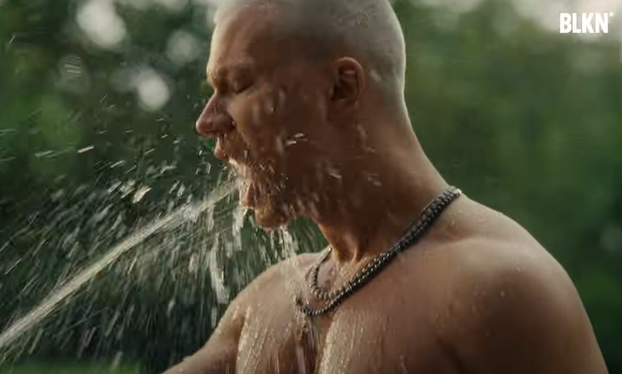 FOTO Relja i Nikolija šokirali publiku bizarnim spotom: 'Pa kao da im držimo svijeću...'