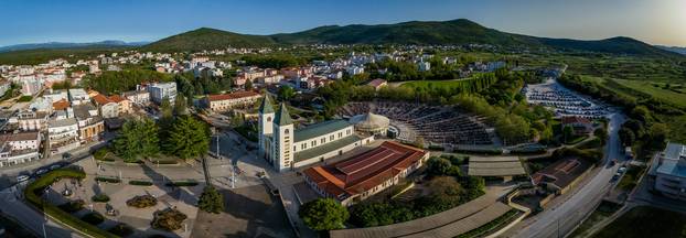 Međugorje: Poslijepodnevna misa ispred crkve sv. Jakova na Uskrs
