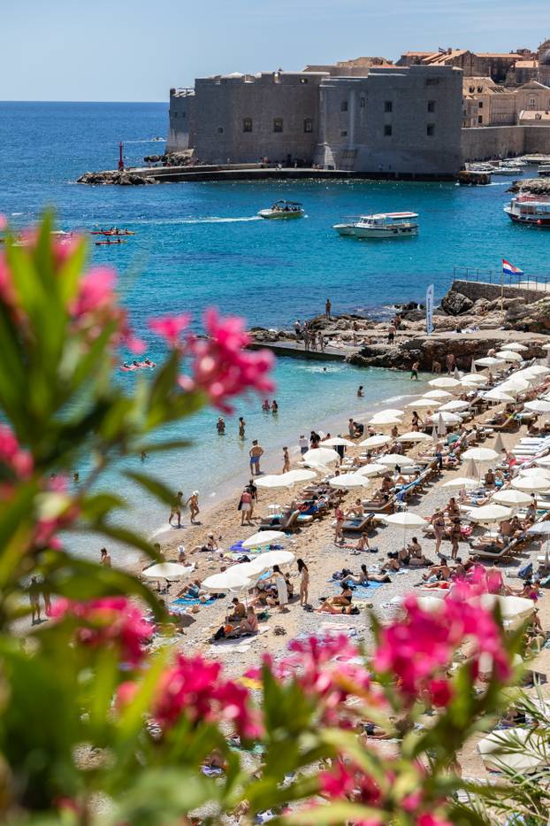 Dubrovnik: Gradske plaže već su pune kupača
