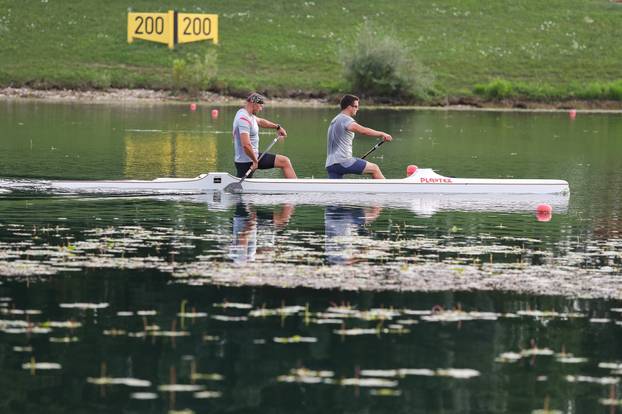 Zagreb: Veslačka staza na Jarunu prekrivena lopočima