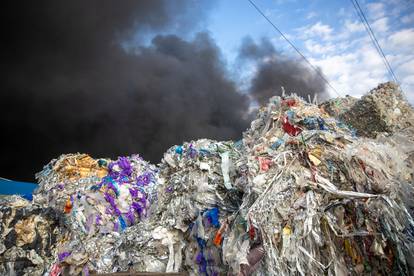 Osijek: Usporeno je širenje velikog požara u osječkoj tvrtki za preradu plastike "Drava International"