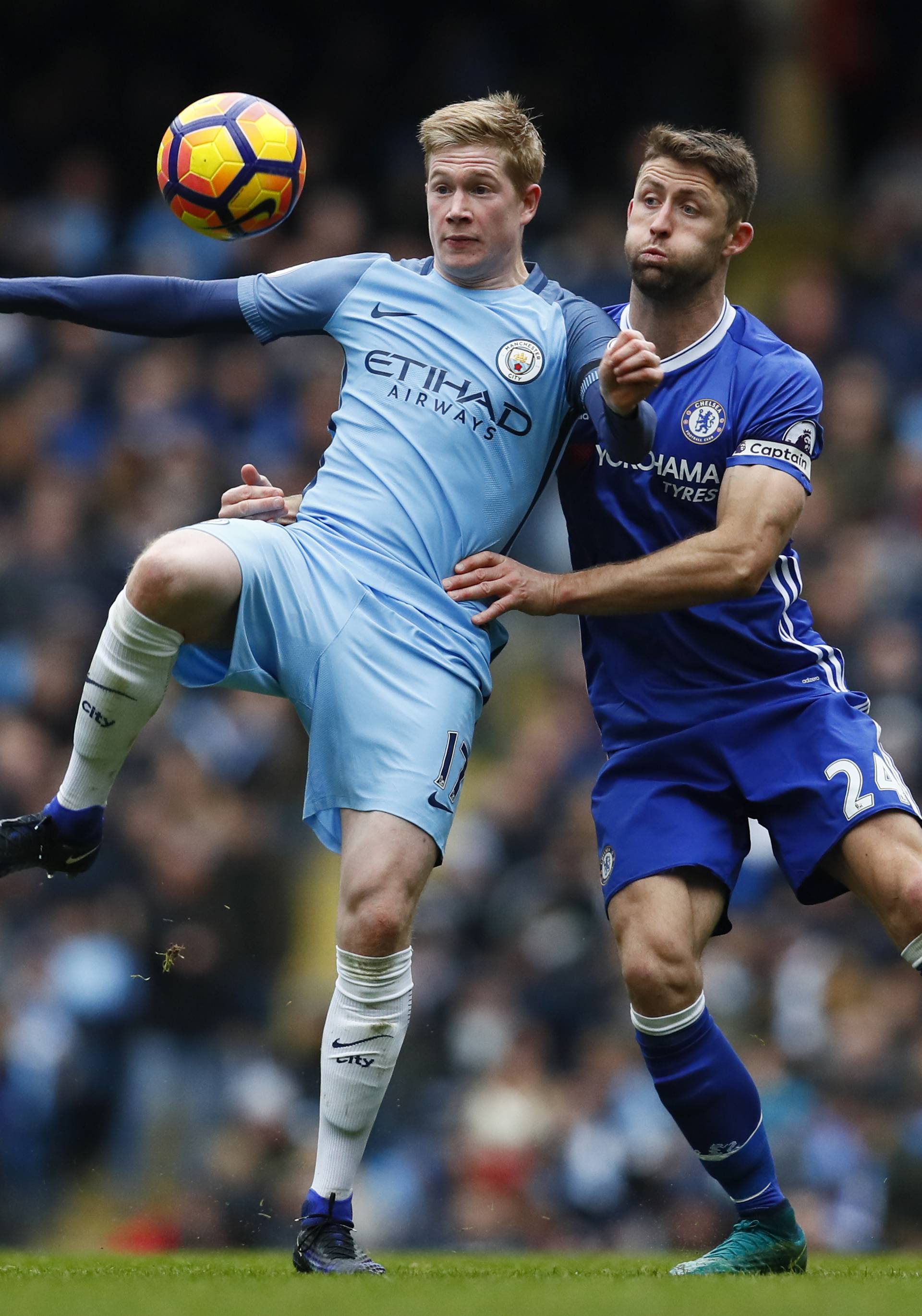 Manchester City's Kevin De Bruyne in action with Chelsea's Gary Cahill