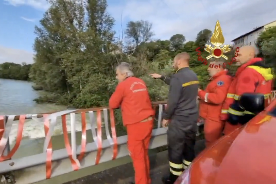 Potresne scene u Italiji: Troje mladih se zagrlilo usred bujice. Odnijelo ih je. Još ih traže...