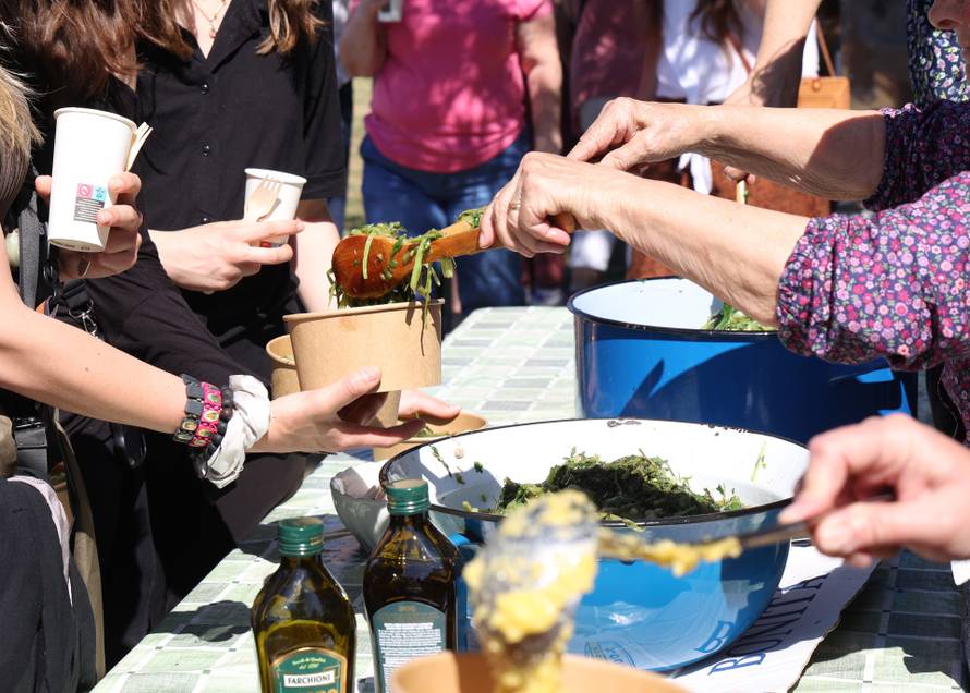 Vodice:Tradicionalni prvosvibanjski piknik u Rakitnici,spremanje divljeg zelja i pulente.