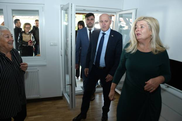Petrinja: Ministar Bačić obišao tri obitelji koijim su izgrađene zamjenske kuće