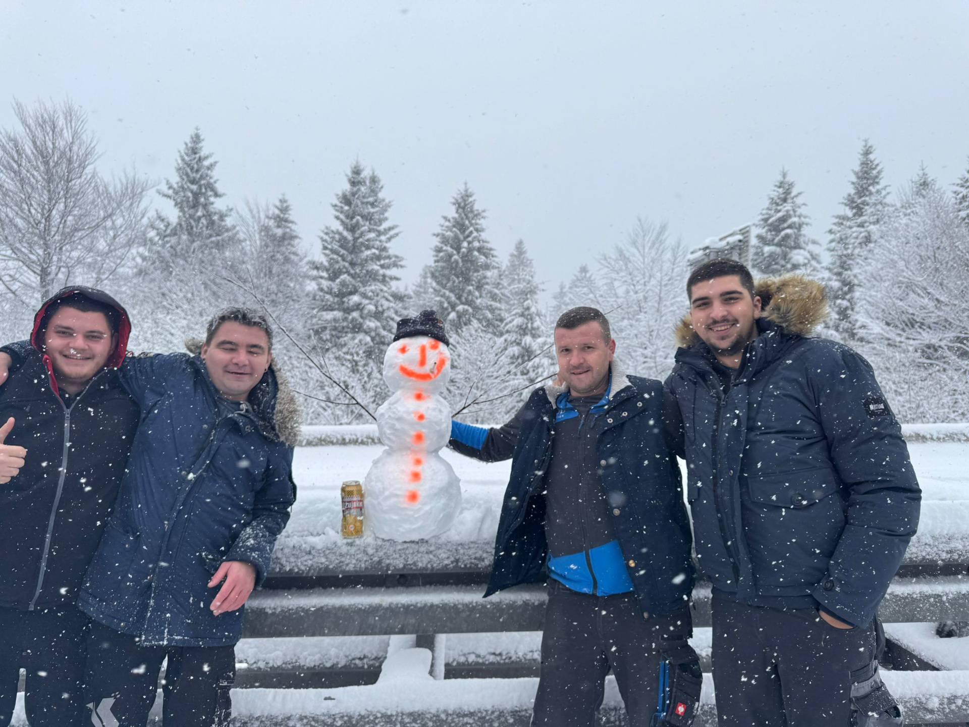 FOTO Veselo društvo iz Koprivnice: 'Zapeli smo na A6 pa smo napravili snjegovića'