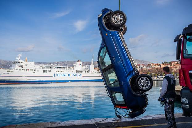 Split: Izvučen automobil koji je sinoć sletio u more kod gradske luke, vozač preminuo