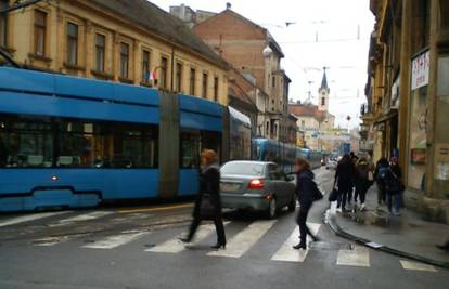 Pauk je 'poljubio' tramvaj, pa u prometu stvorili veliku gužvu