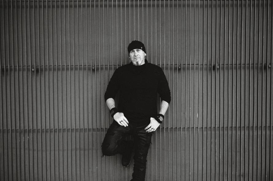 VIDEO Poslušajte 'Poljubi me', novi singl benda Izvan zakona