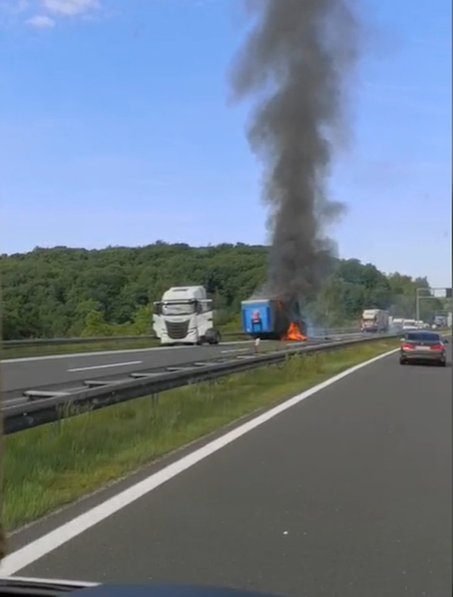 VIDEO Buktinja na autocesti A1: Gori prikolica šlepera, prekinut promet, ogromna je kolona