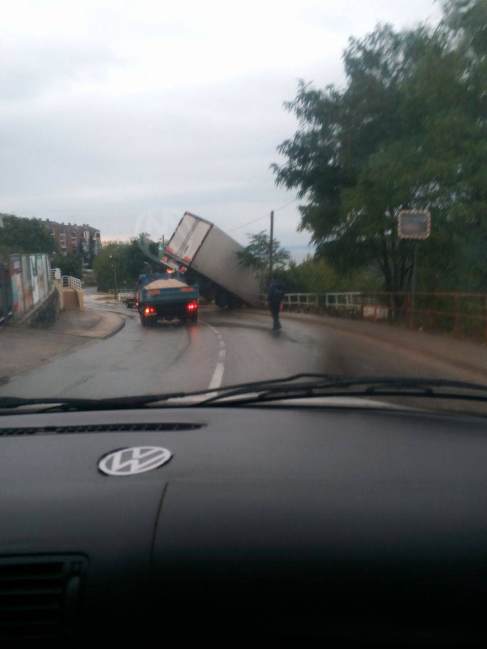 Kamion sletio s ceste i popeo se na ogradu trgovačkog centra