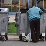 16.04.2018., Sibenik - Potraga za povratnom plasticnom ambalazom u kontejnerima. Photo: Hrvoje Jelavic/PIXSELL