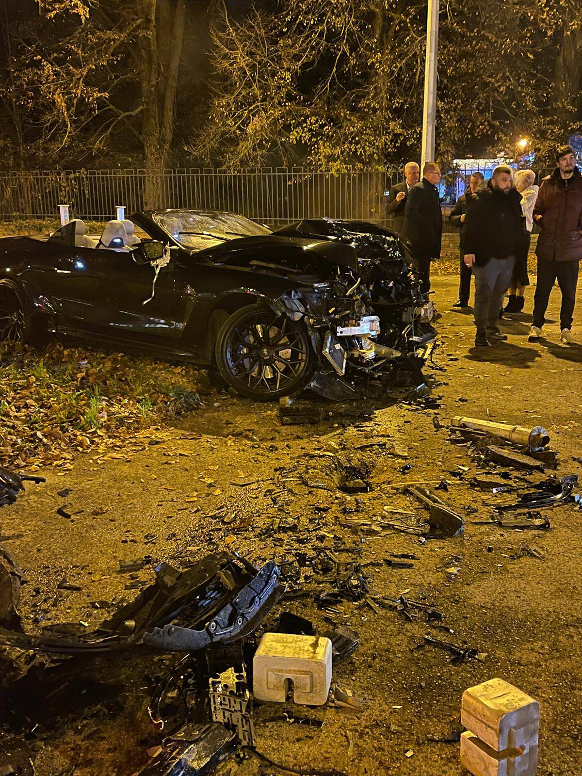 FOTO Užas u Zagrebu: BMW-om se zabio u stup, auto smrskan. Dvoje ljudi završilo je u bolnici