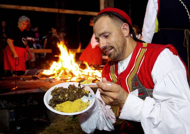 FOTO Dani komina, pure i brozina: Tijarica proslavila dane tradicije unatoč lošem vremenu