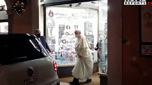 Uhvatili ste me: Papa Franjo je čestitao novinaru koji ga je snimio u prodavaonici CD-ova