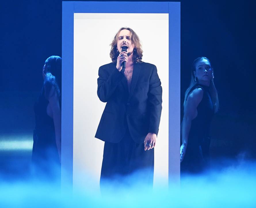 Stol pun knjiga: Marko Kutlić i u finalu čitao knjigu, sa sobom na Doru donio i filozofsko djelo