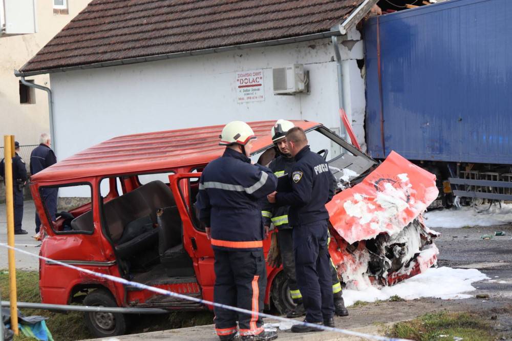 Policija o užasu kod Slatine: Kamion se zabio u dućan. Jedan mrtav, šestero je ozlijeđenih