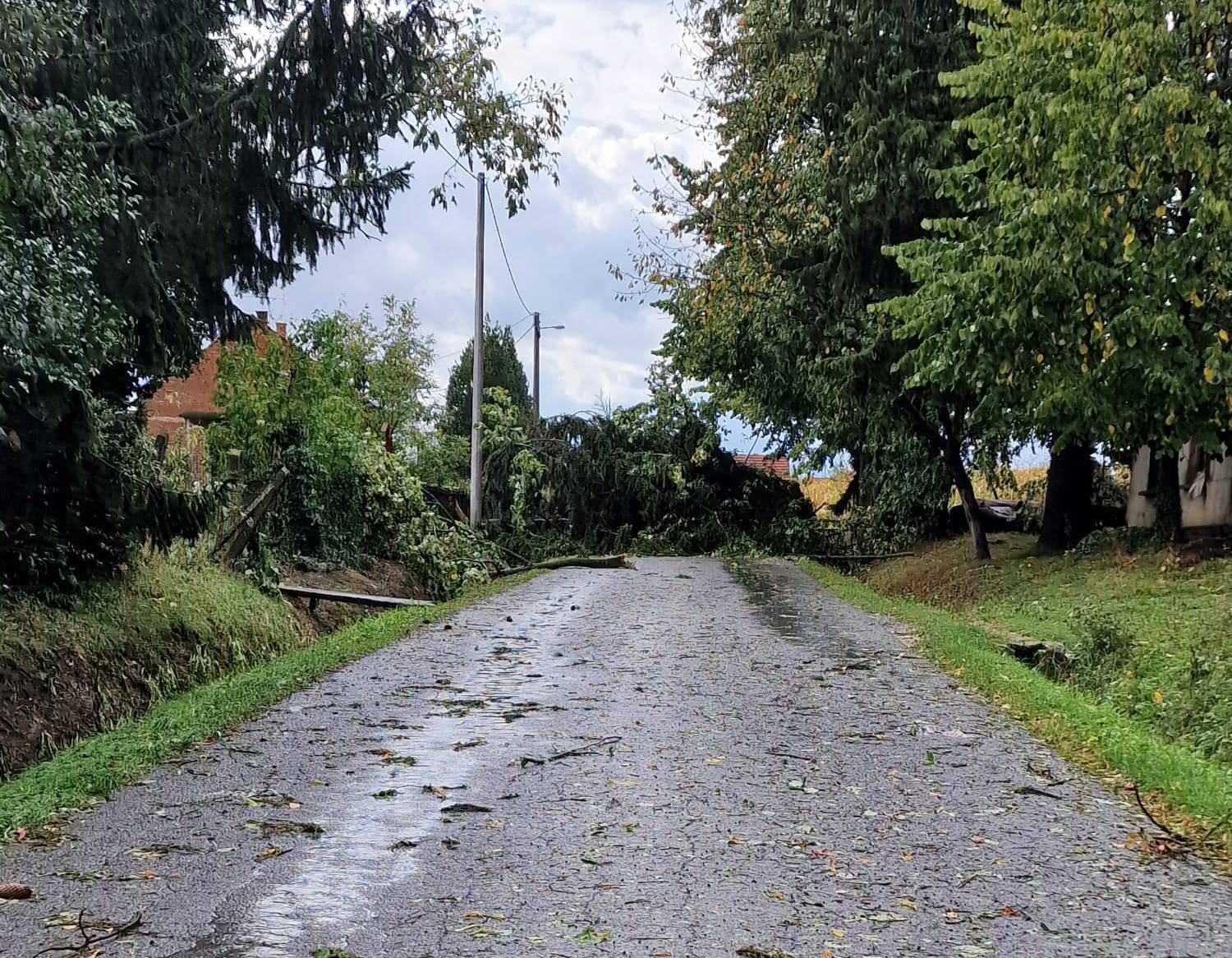 FOTO Posljedice nevremena: U Čazmi je oluja čupala krovove i rušila kamione s prikolicama