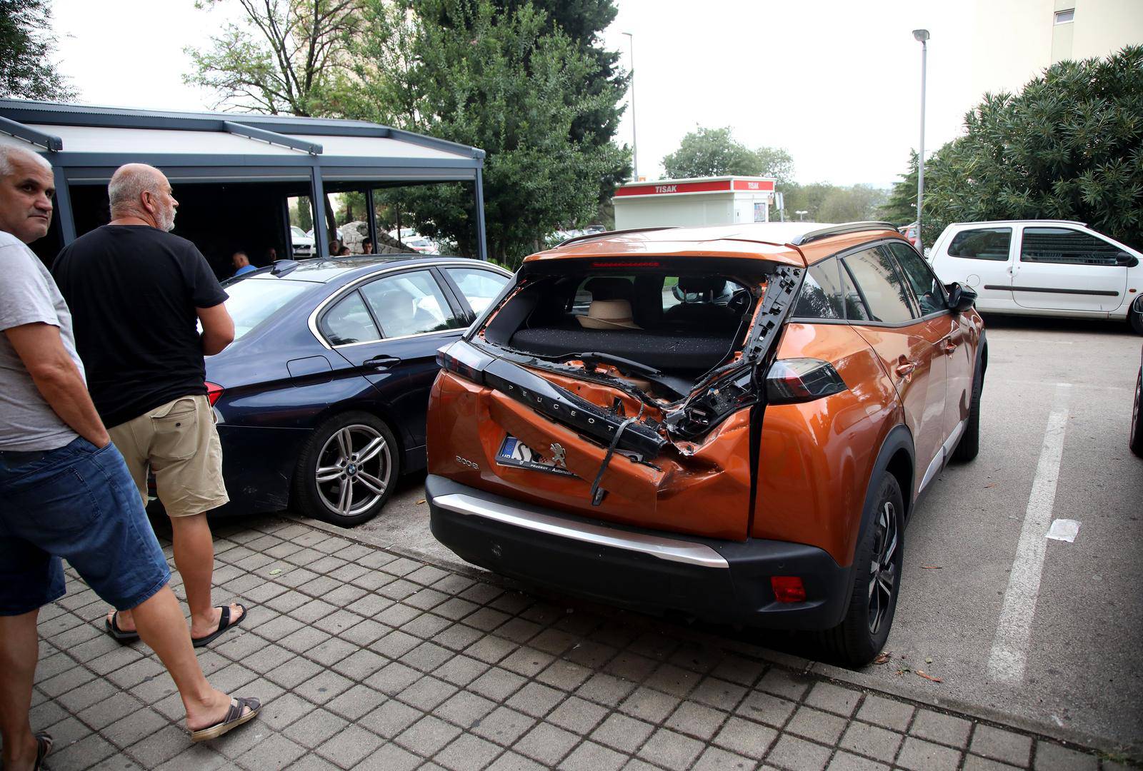 Šibenik: Dio fasade pao na automobil parkiran na Baldekinu