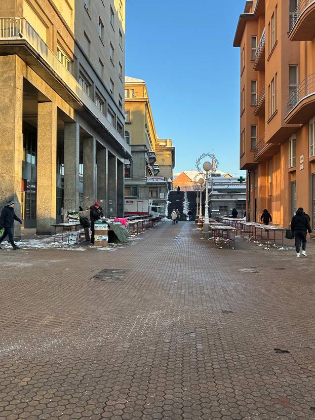 FOTO Hladno jutro u metropoli: Zubato sunce na -14 °C, radnici čiste snijeg, tek par prodavača..