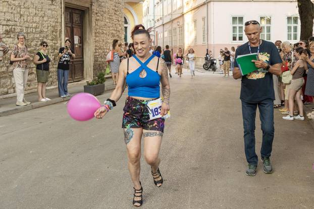 U Puli na Danteovom trgu održana zabavna utrka u štiklama