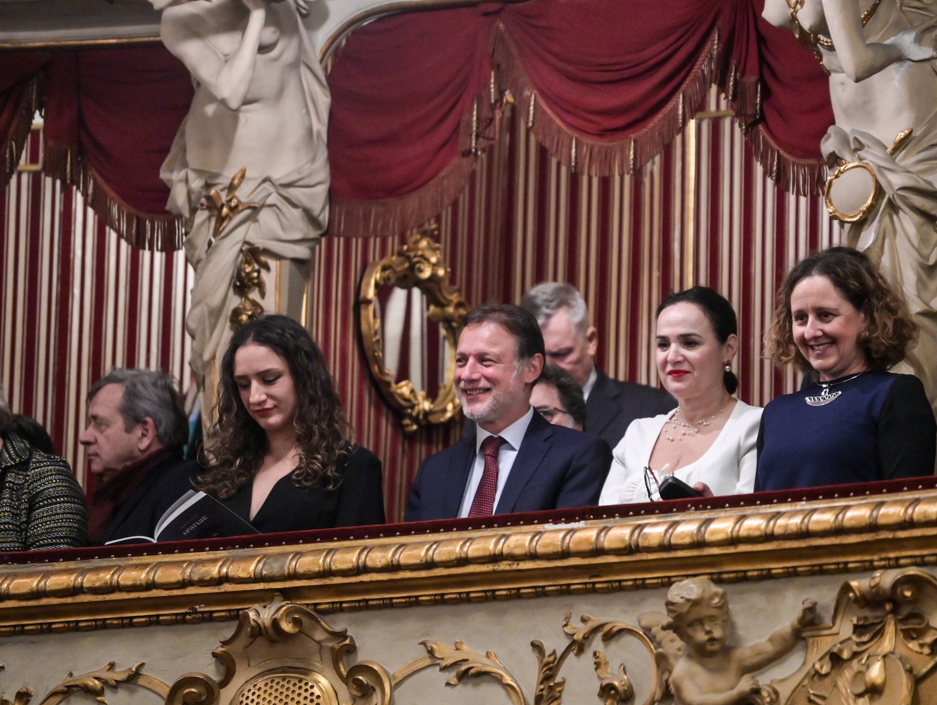 Zagreb: Gordan Jandroković u društvu kćeri na premijeri baleta Spartak