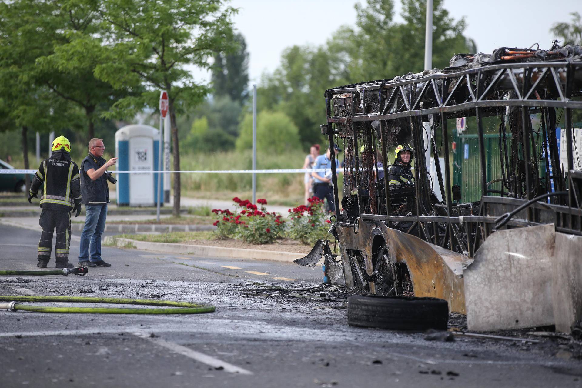 Zagreb: Zapalio se autobus na okretištu u Novom Jelkovcu