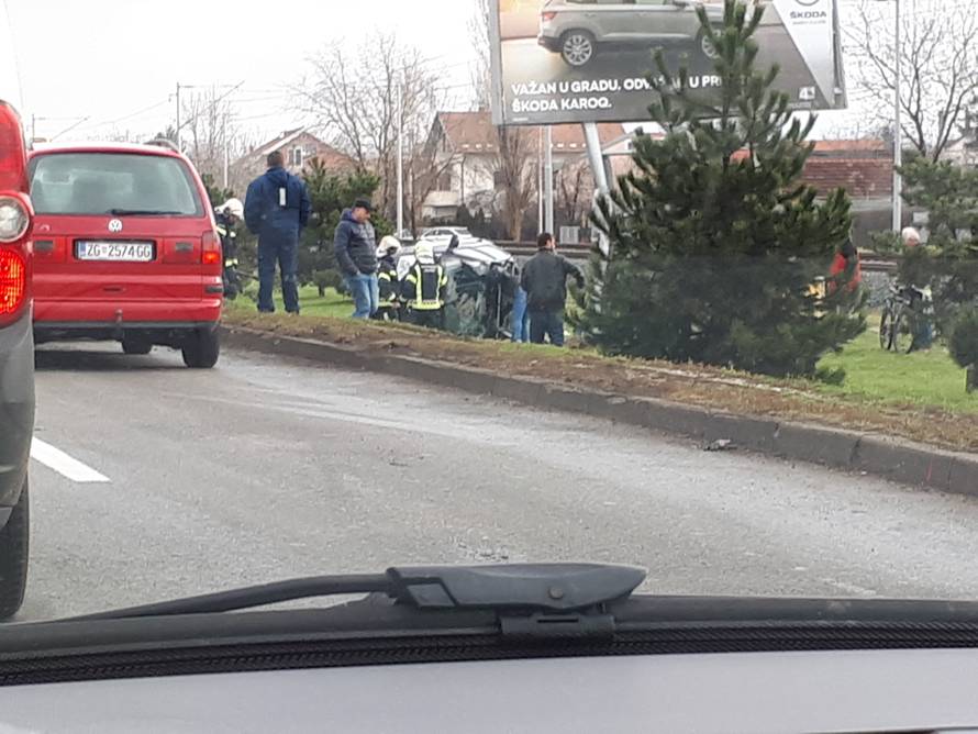Muž ispuzao van kroz šiber, a ženu iz auta izvukli vatrogasci