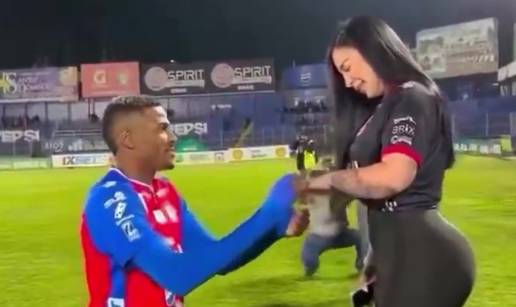 VIDEO Nogometa&scaron; je zaprosio na terenu, a idu&cacute;e jutro... &Scaron;ok!