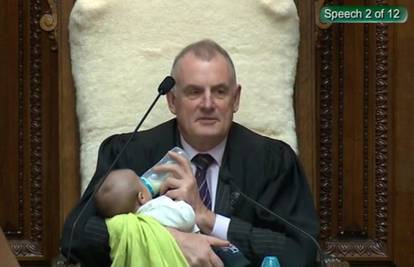 Predsjednik parlamenta je hranio bebu usred rasprave