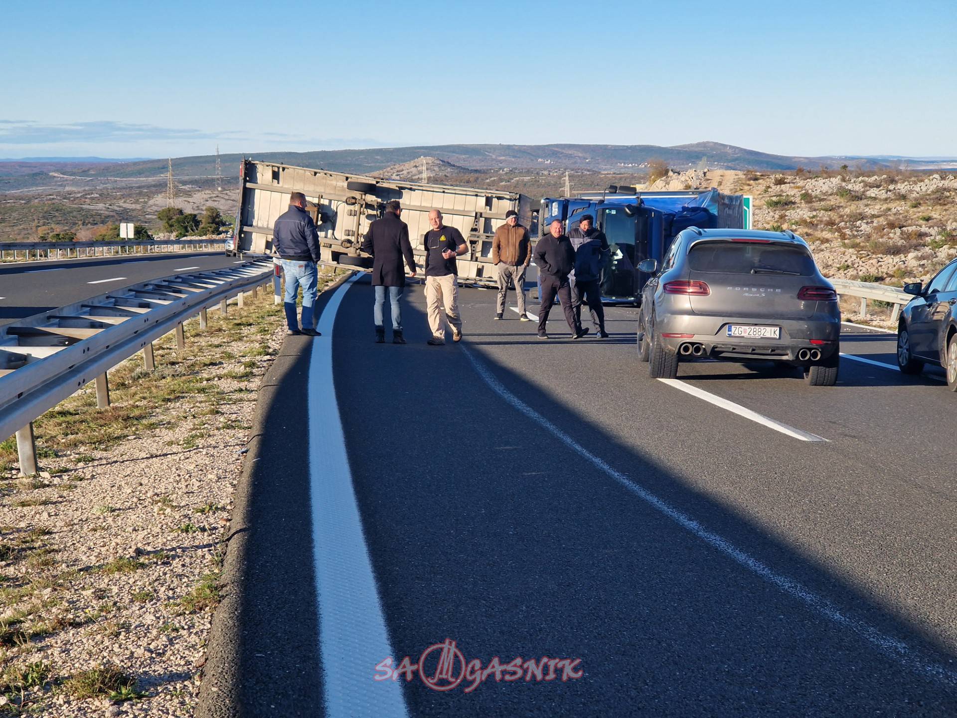 Zatvorili promet na A1: Kamion se prevrnuo kod Maslenice. Kod Rijeke kolona zbog nesreće