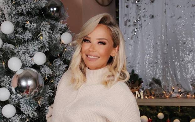 Ovo su blagdanske kombinacije Maje Šuput: Pogledajte kako je sve pjevačica pozirala za Božić