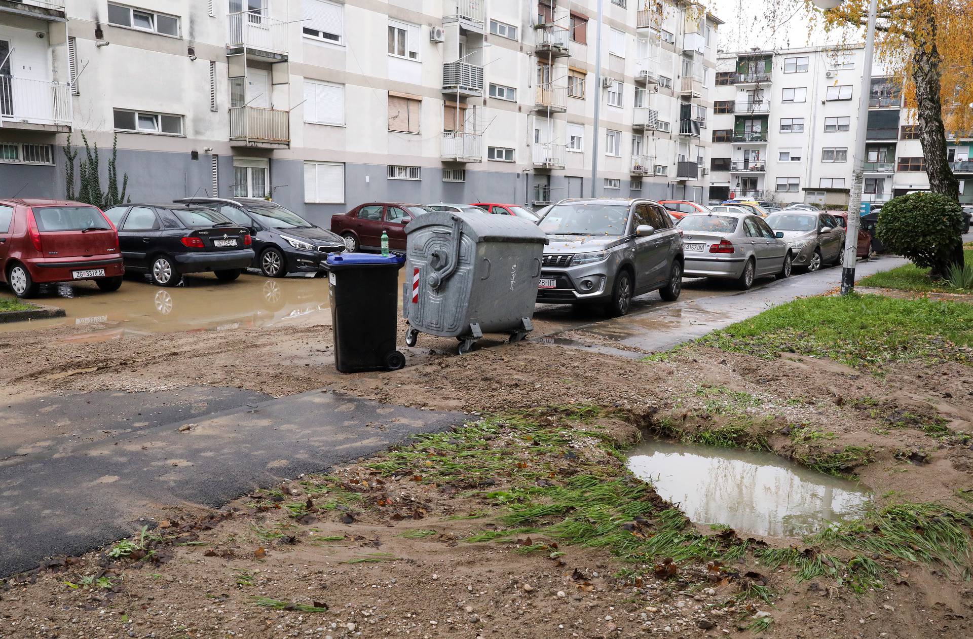 Stanovnike zagrebačkih Gajnica dočekala je poplava. Voda je potpuno prekrila dio Čileanske ulice