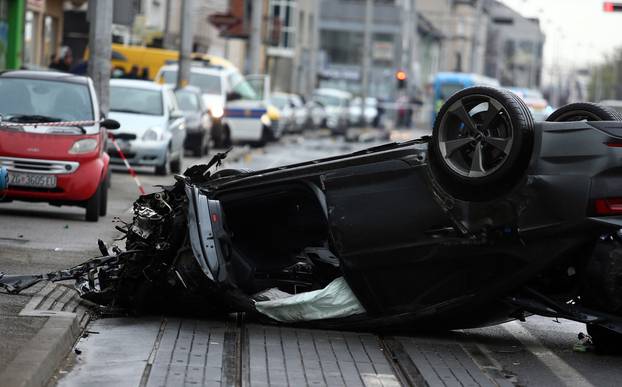 Zagreb: Automobilom u Dubravi udario u parkirane automobile i završio na krovu