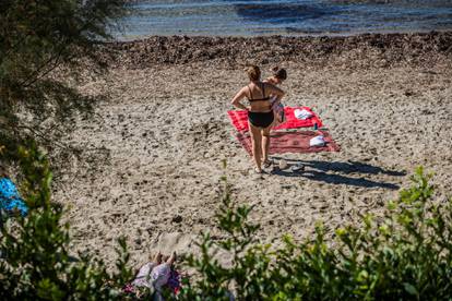 Fotogalerija s hrvatskih plaža: Diljem obale i dalje se kupaju