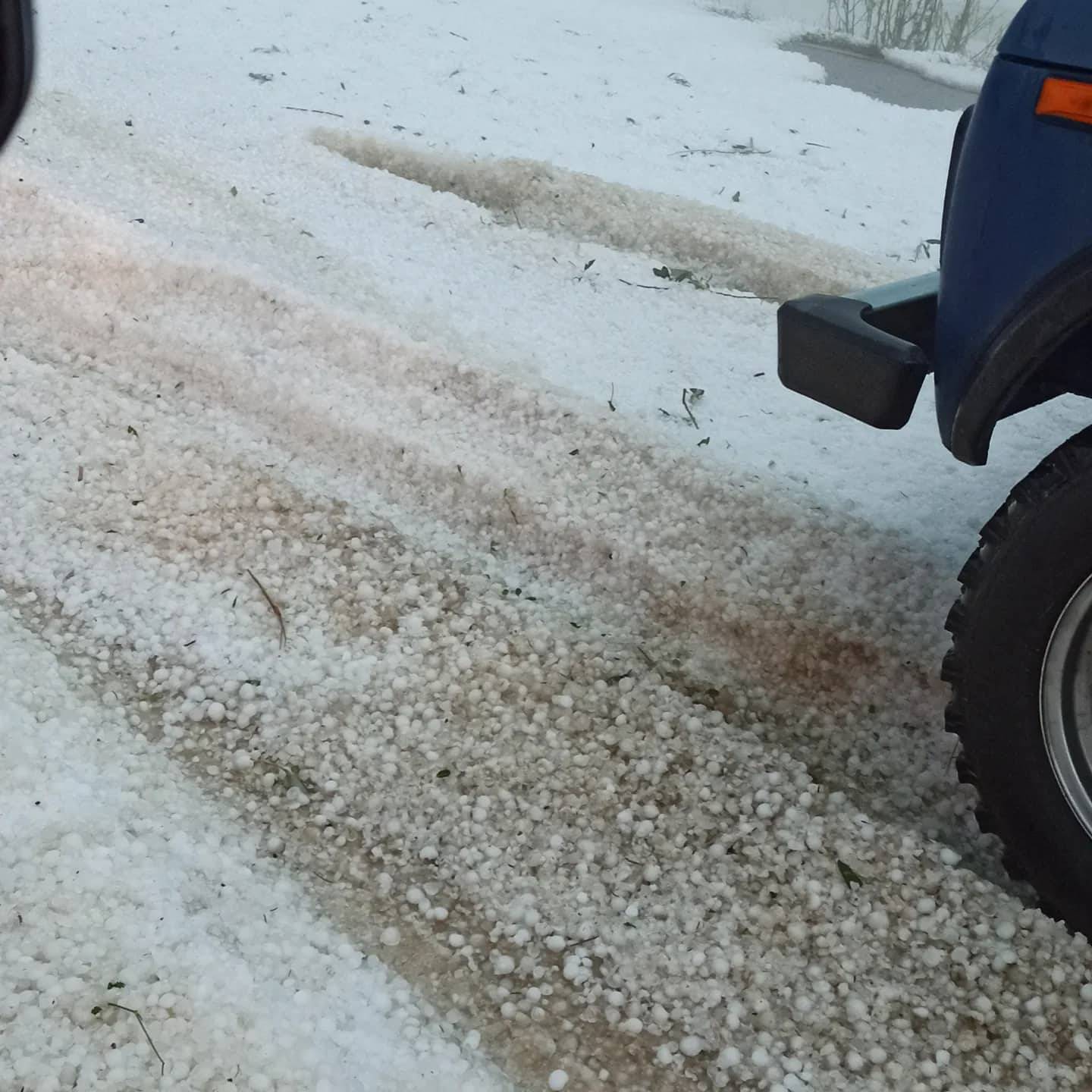 VIDEO Pogledajte kako je tuča izazvala kaos u Zagorju: Ceste pune leda, automobili zapeli