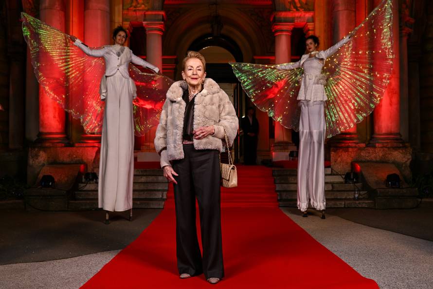 Zagreb: Dolazak uzvanika na dodjelu medijske nagrade "Večernjakova ruža" u Hrvatskom narodnom kazalištu