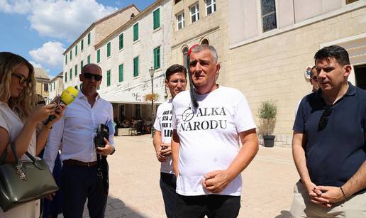 FOTO Uzvanici sti&zcaron;u na Sinjsku alku: Bulj s porukom na majici