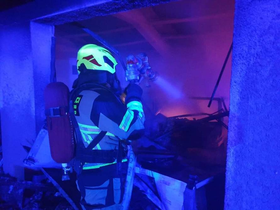 U požaru izgorjela garaža i auti