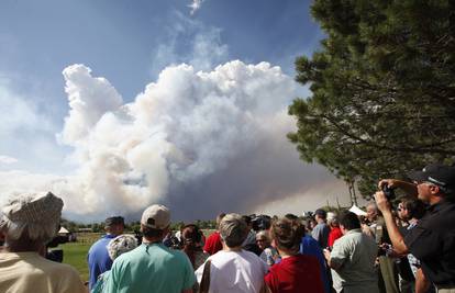 Zbog požara u Coloradu morali evakuirati još 32.000 građana