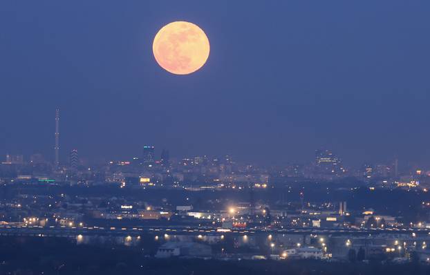 Krvavi Mjesec tijekom potpune pomrčine Mjeseca iznad Samobora 