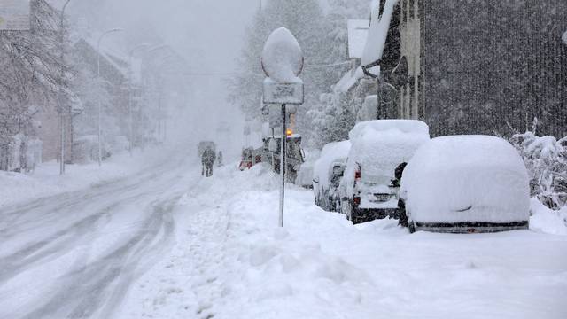 U Delnicama napadalo 40 centimetara snijega, otežan promet kroz mjesto 