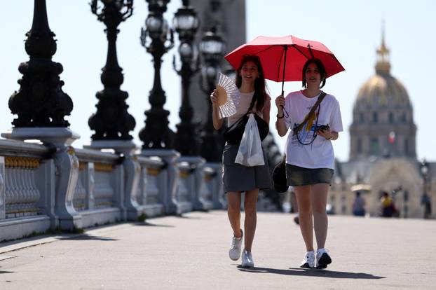 Early heatwave hits France