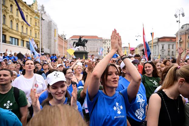 Zagreb: Dolazak hodočasnika Antunovskog hoda na Trg bana Josipa Jelačića