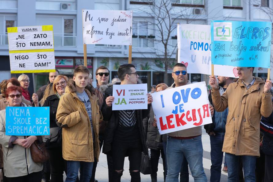 'Vlada je najgori razred' i ostali genijalni transparenti učitelja