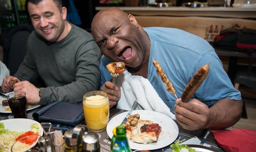 Bob Sapp bio na roštilju: Ja ću jednu platu. Dečki, što ćete vi?